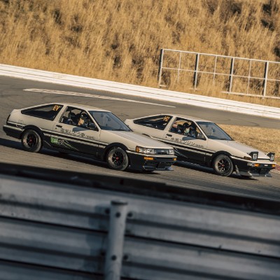 Klasyczne Corolle AE86 z bezemisyjnymi napędami